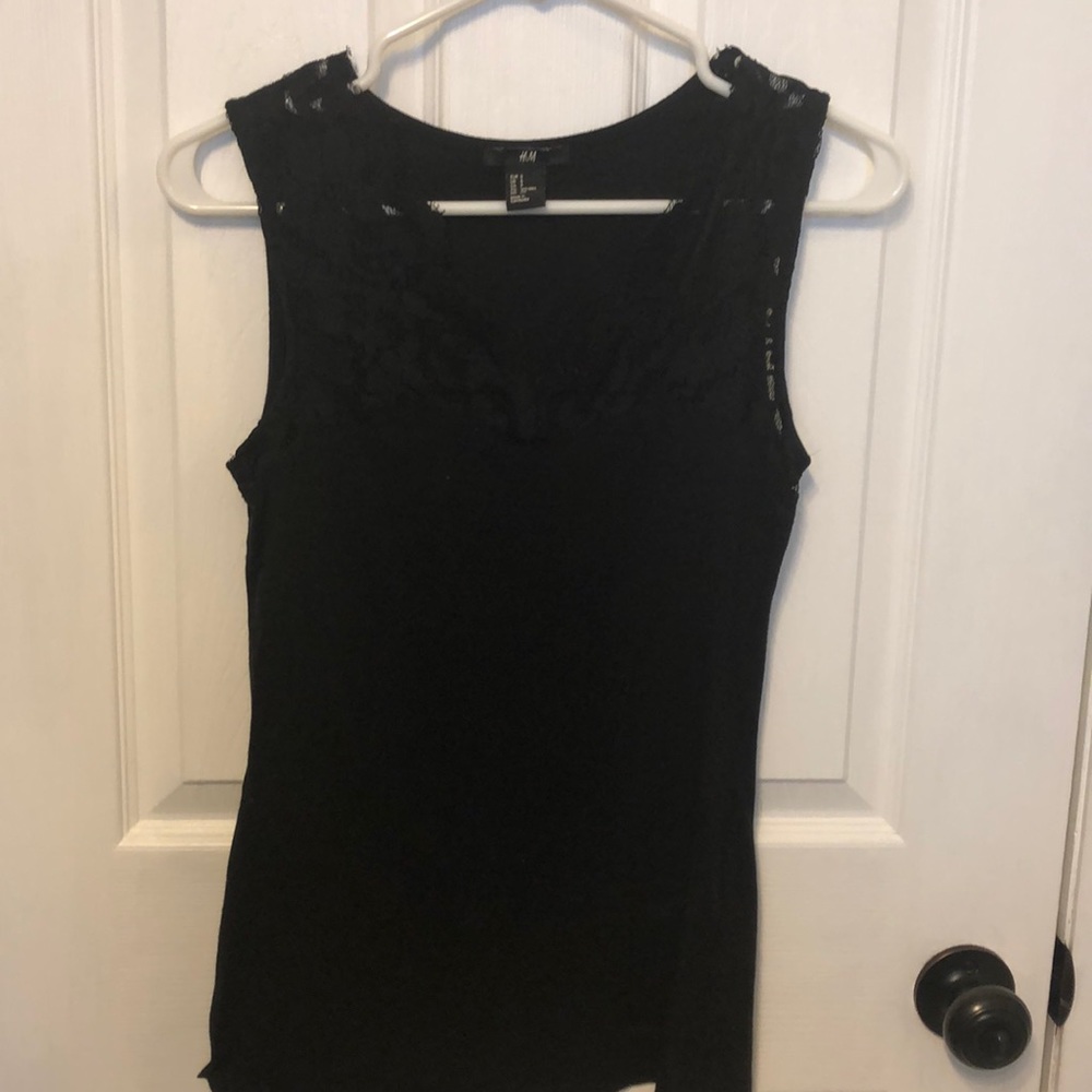🎉FLASH SALE🎉 H&M black tank with lace detail